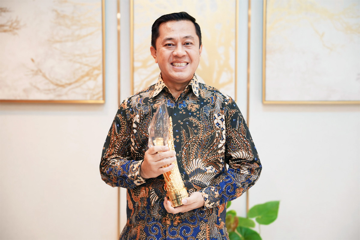 Direktur Jaringan, Operasi dan Penjualan PT Pegadaian Eka Pebriansyah mewakili PT Pegadaian untuk menerima penghargaan di ajang BUMN Awards 2024. (Foto:Istimewa). - Image