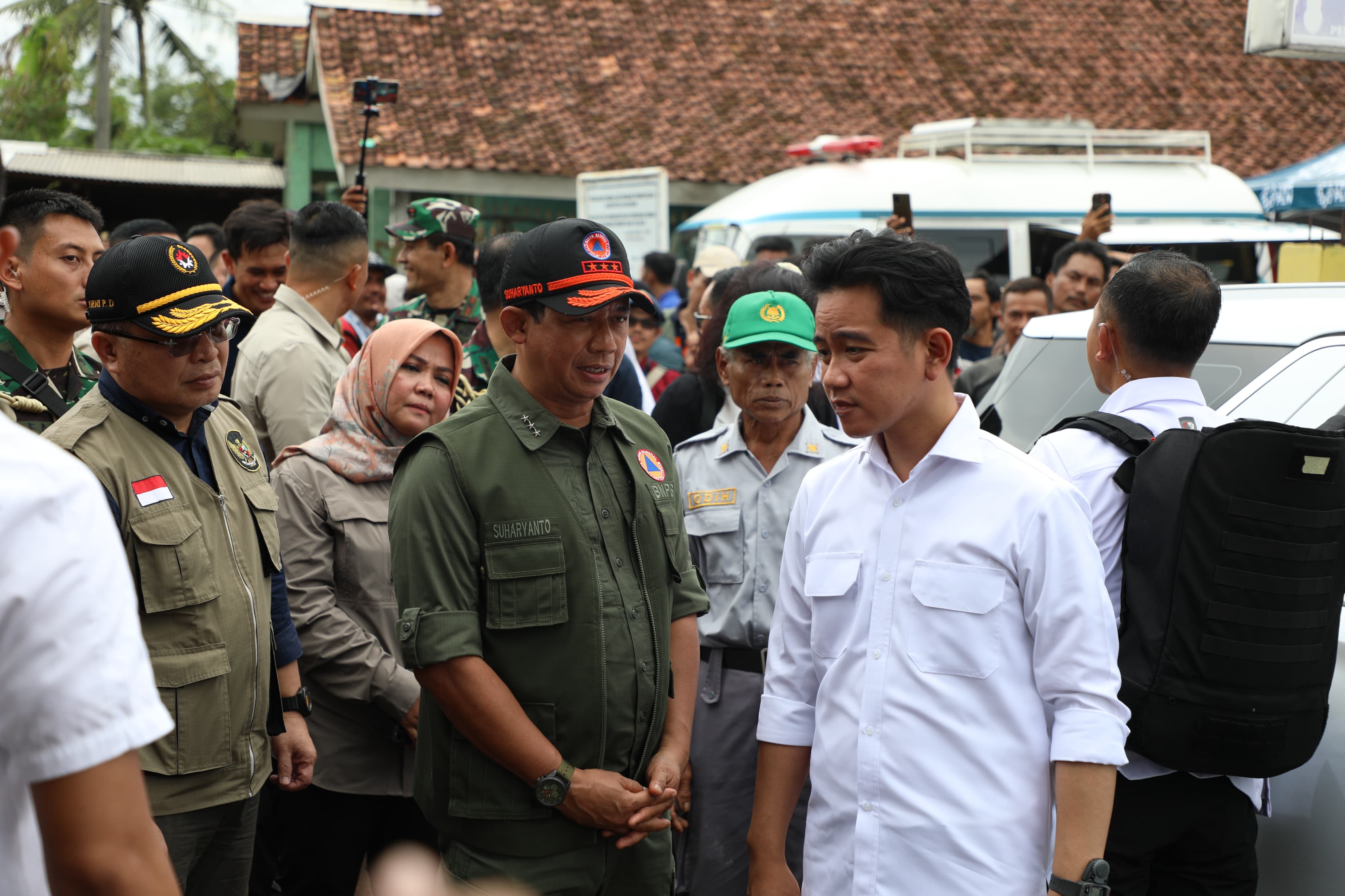 Wapres Gibran Rakabuming Raka bersama Kepala BNPB Letjen TNI Suharyanto meninjau lokasi terdampak bencana Kabupaten Sukabumi, Jawa Barat. (BNPB) - Image