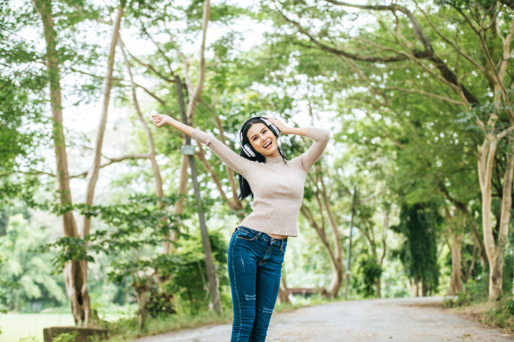 ilustrasi seseorang yang percaya diri dan tidak peduli dengan pendapat orang lain/ Sumber foto: Freepik - Image