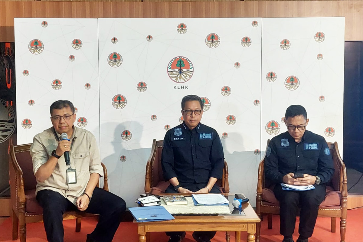 Konferensi pers penetapan tersangka TS (51), Kepala Dinas Lingkungan Hidup (DLH) Kota Tangerang periode 2021-Juni 2024, sebagai tersangka, Jumat (6/12)/(Foto: Dimas Choirul Jawapos.com) - Image