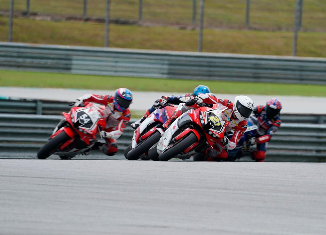 DUKUNGAN MAKSIMAL: Para pembalap AHRT menunjukkan dominasinya di kelas AP250 pada Asian Road Racing Championship (ARRC) 2024. (FOTO: Astra Honda Racing Team) - Image