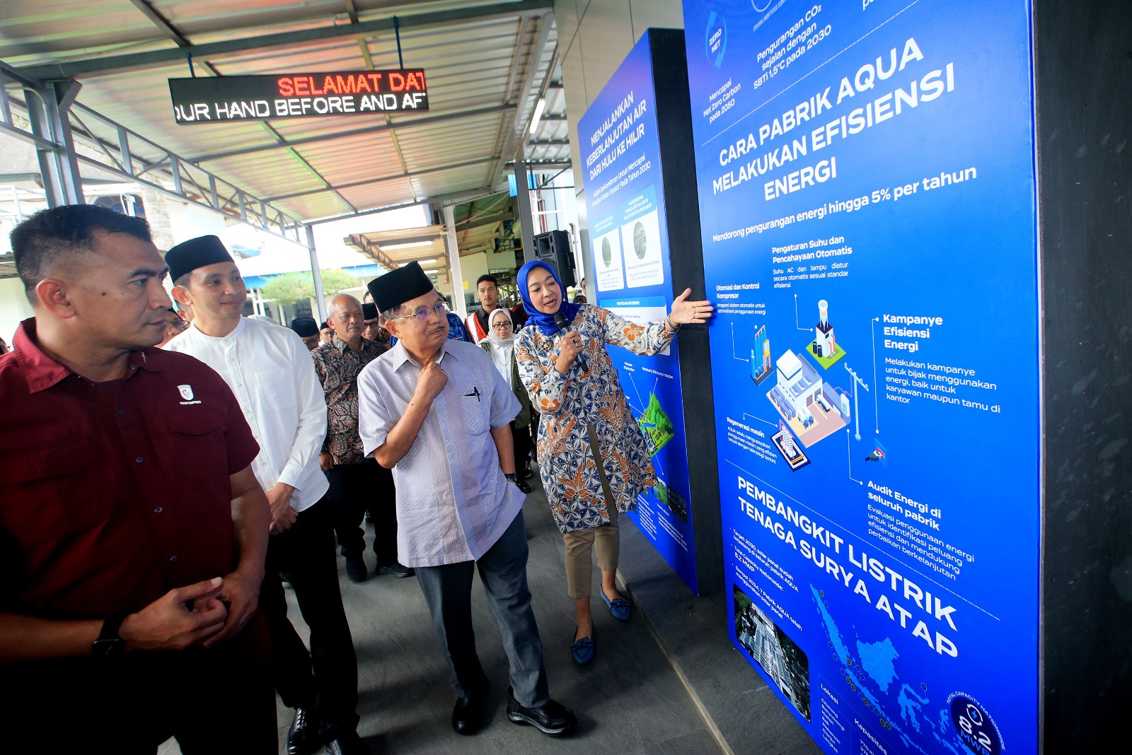 Ketua DMI Jusuf Kalla usai melakukan MoU dengan Aqua untuk meningkatkan kesejahteraan umat lewat masjid di Sukabumi, Jawa Barat, Jumat (6/12). (Istimewa) - Image