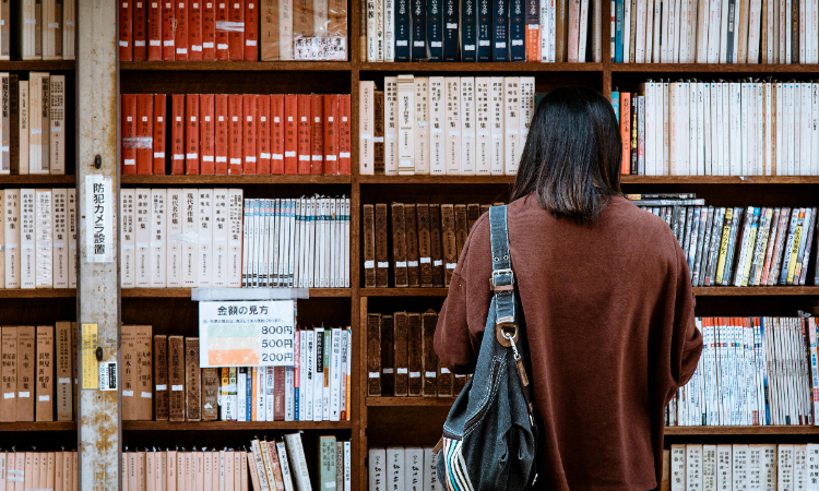 Ilustrasi: Wanita yang sedang membaca buku. (Pexels) - Image