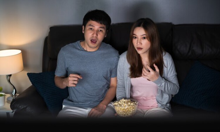 Ilustrasi orang sedang menonton film (Freepik) - Image