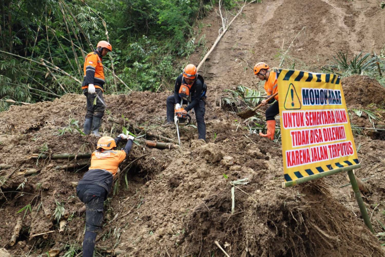 Personel Baznas Tanggap Bencana (BTB) membersihkan sisa tanah longsor yang memutus akses di Kabupaten Sukabumi Jawa Barat. (Baznas) - Image