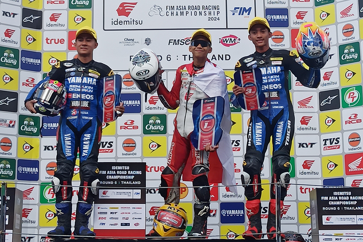 Gaya selebrasi M. Kiandra Ramadhipa di podium setelah memenangi race 1 Kelas AP250 Seri Buriram di Chang International Circuit, Buriram, Thailand, Sabtu (7/12). (ANTON HADIYANTO/JAWA POS) - Image