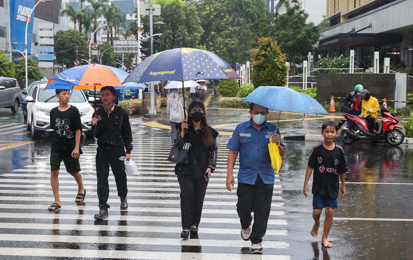Ojek payung menawarkan jasanya di kawasan Sudirman-Thamrin, Jakarta, Sabtu (7/12/2024). (Fedrik Tarigan/ Jawa Pos) - Image