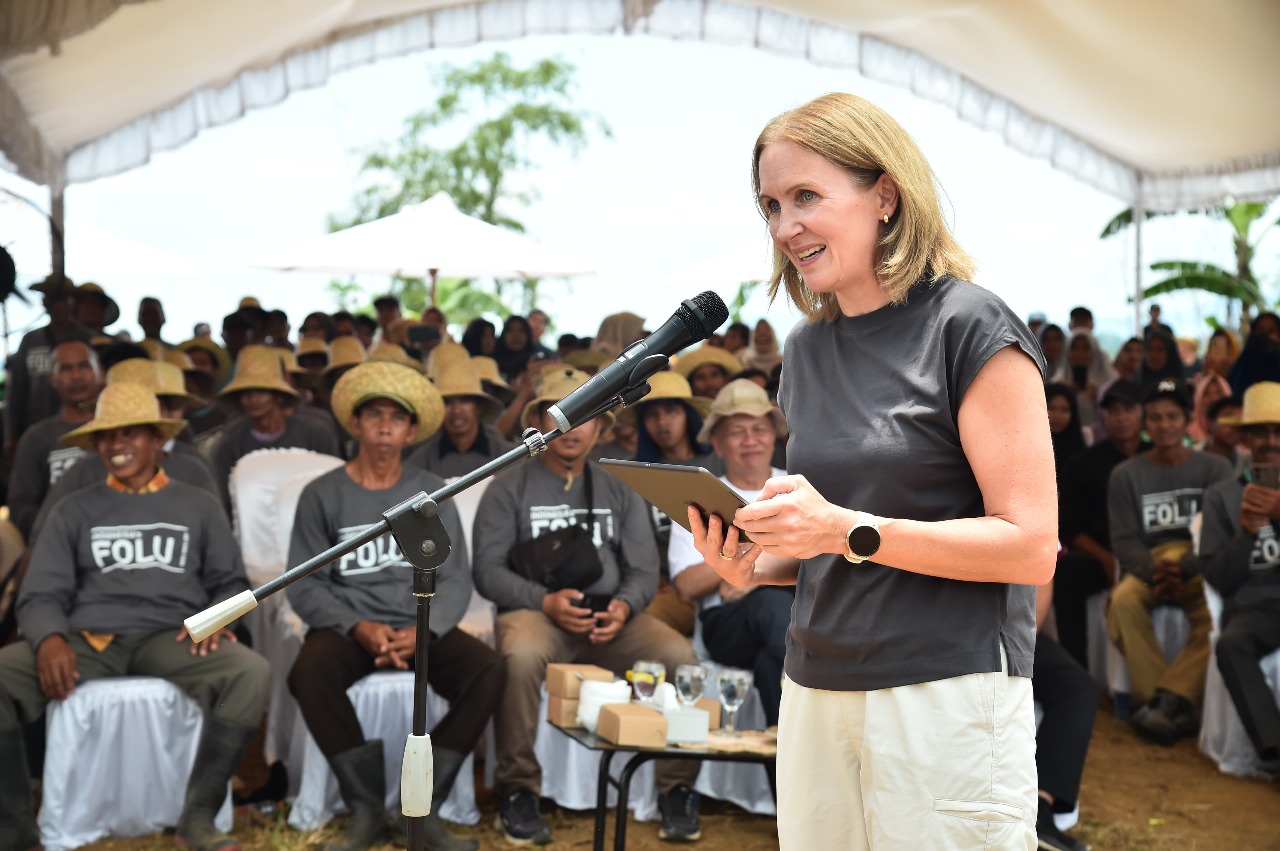 Duta Besar Kerajaan Norwegia untuk Indonesia dan Timor Leste, Rut Krüger Giverin, mengapresiasi upaya masyarakat yang tergabung dalam Kelompok Tani Hutan melakukan RHL. (Istimewa) - Image