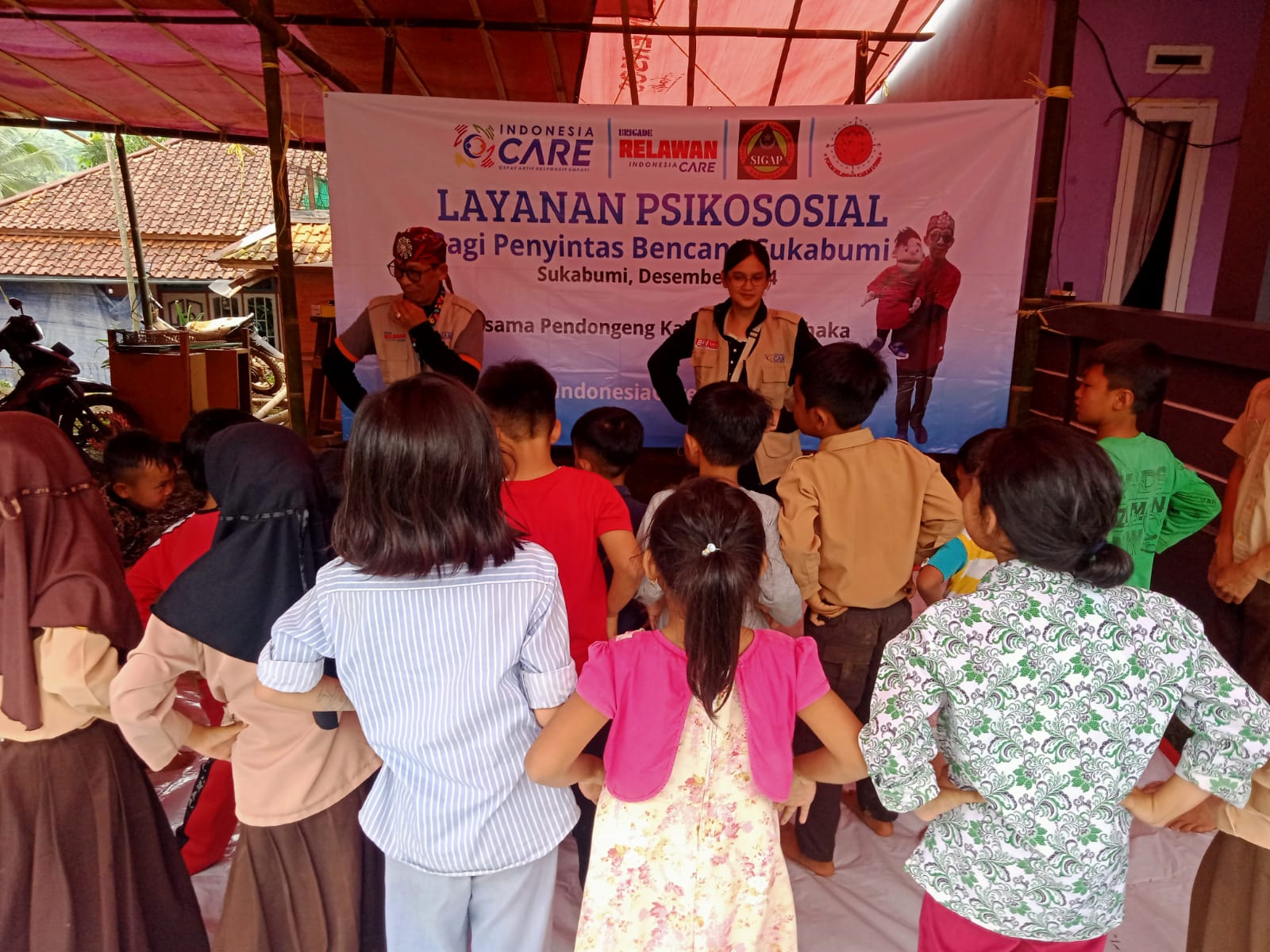 PSIKOSOSIAL: Berdongeng bentuk layanan psikososial yang diberikan Indonesia Care untuk anak-anak penyintas bencan banjir bandang di Sukabumi. (Indonesia Care) - Image