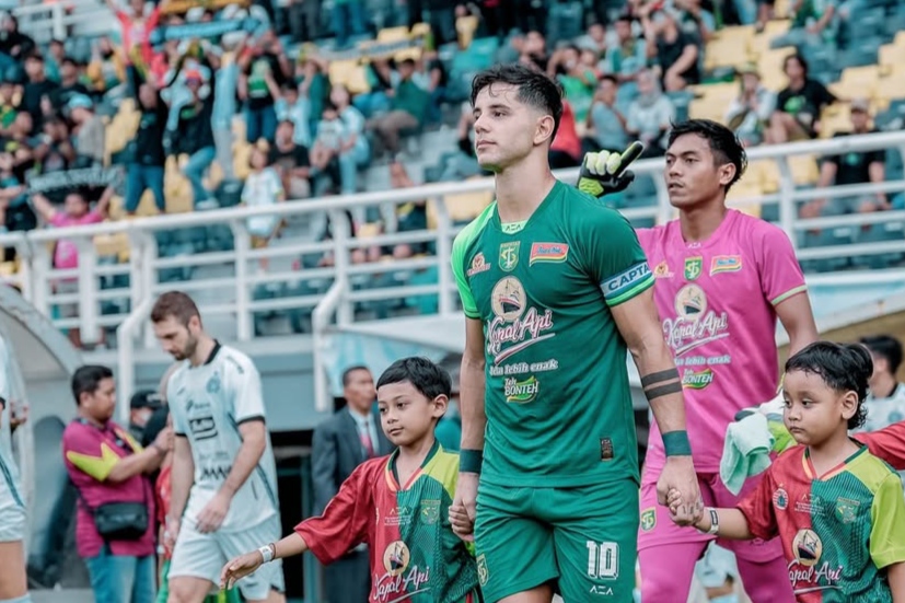 Kapten Persebaya Bruno Moreira mendapat kartu merah saat menghadapi Arema FC. (Instagram/@brunomoreira99) - Image
