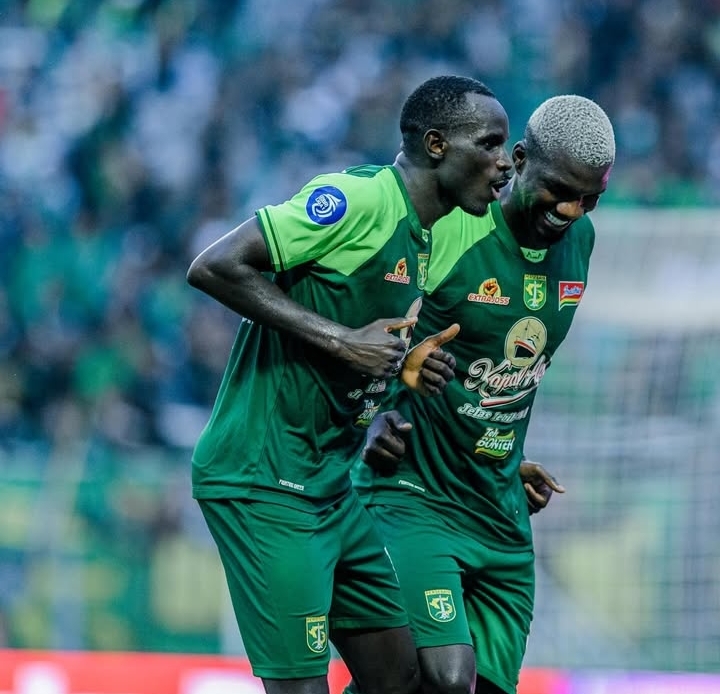 Striker Persebaya, Flavio Silva merayakan golnya ke gawang Arema bersama rekan senegaranya, Gilson Costa. (Instagram Flavio Silva) - Image