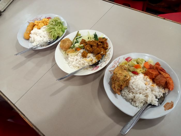 Tiga pilihan menu makan bergizi yang ditawarkan di warung makan daerah Gubeng, Surabaya. (Novia Herawati/ JawaPos.com) - Image