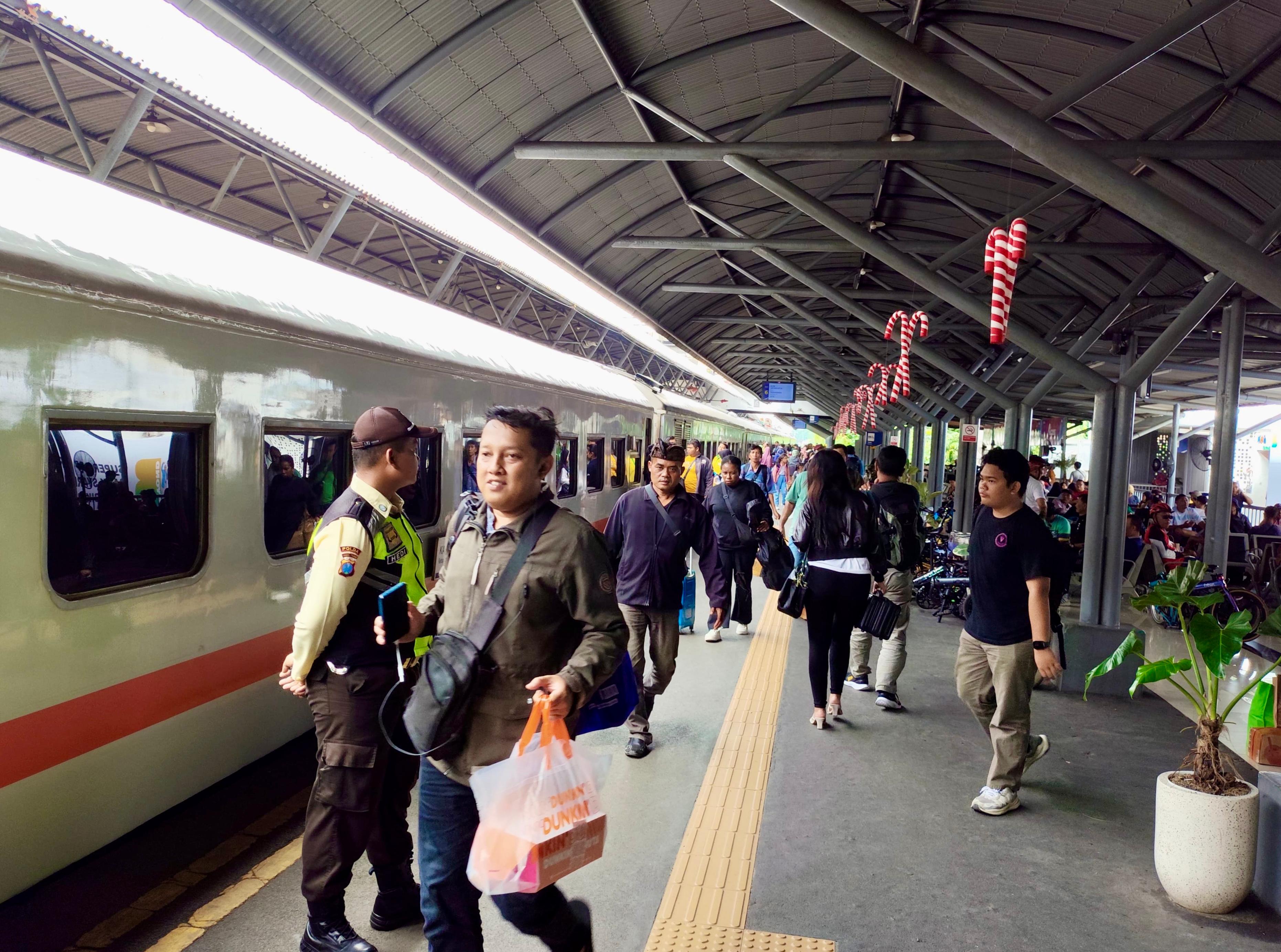 Ilustrasi kepadatan penumpang Kereta Api Airlangga di Stasiun Surabaya Pasar Turi. (Humas KAI Daop 8 Surabaya) - Image