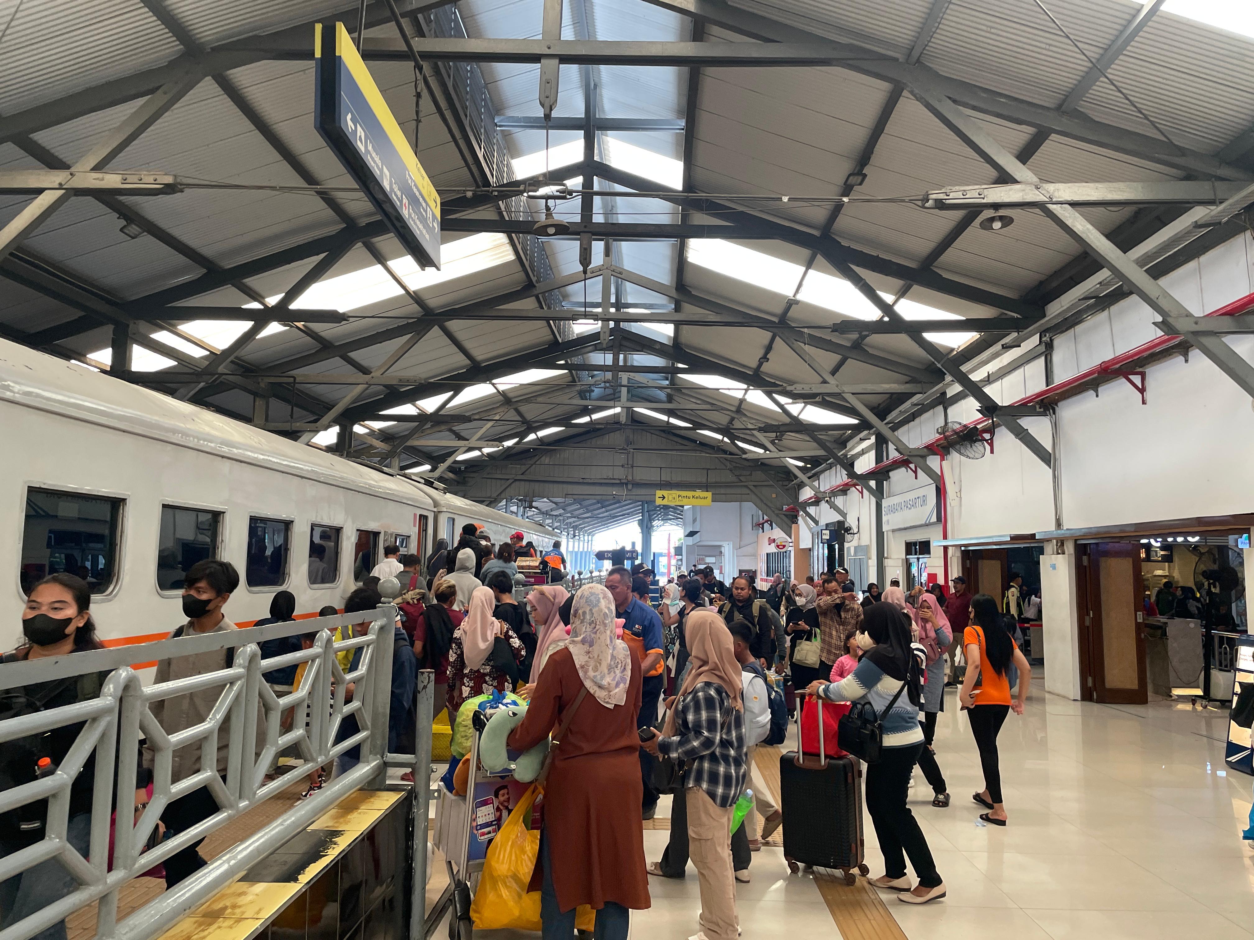 Ilustrasi penumpang bersiap naik KA di Stasiun Pasar Turi Surabaya. (Humas KAI Daop 8 Surabaya) - Image