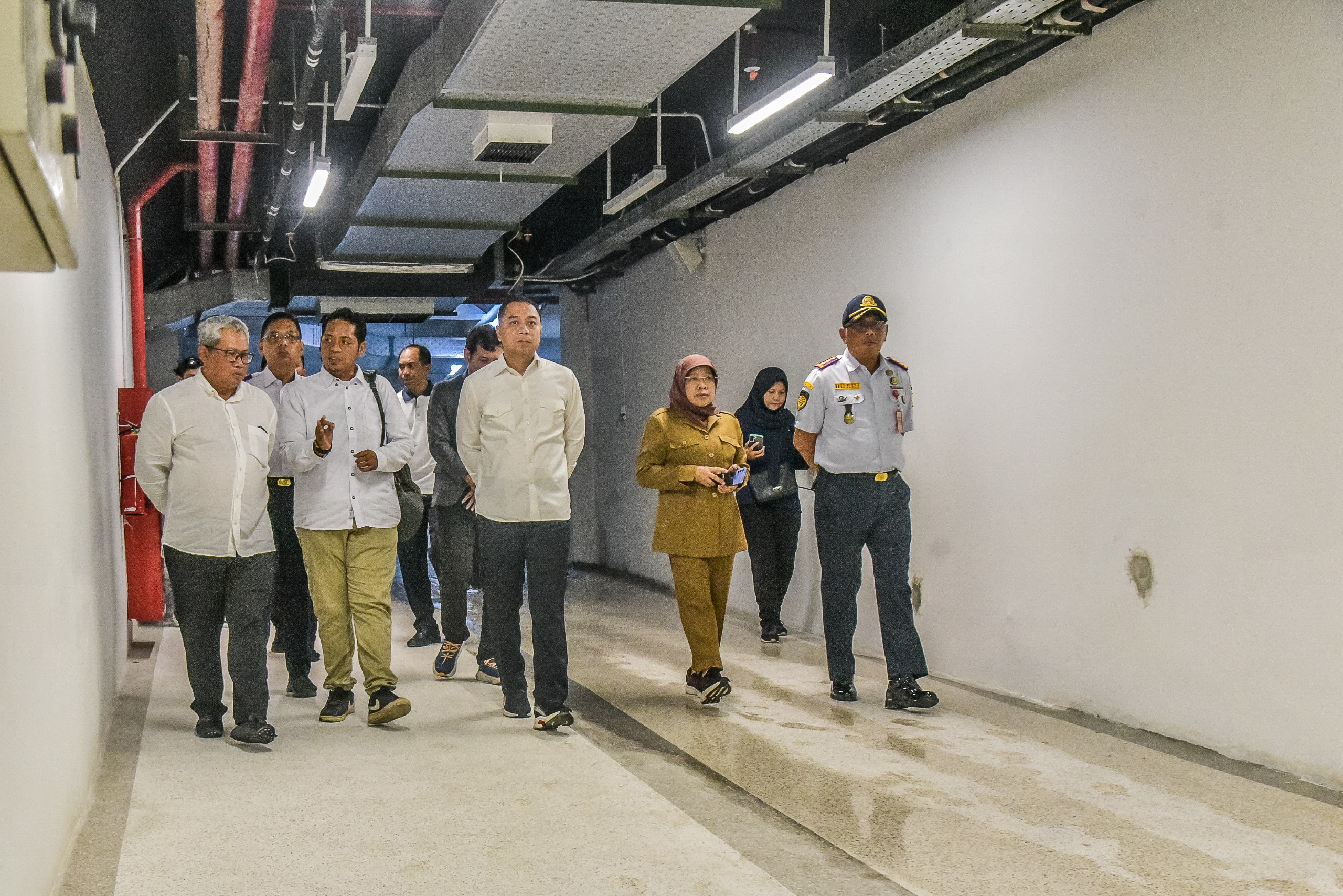 Wali Kota Surabaya Eri Cahyadi saat meninjau progres pengerjaan terowongan TIJ-KBS. (Humas Pemkot Surabaya) - Image