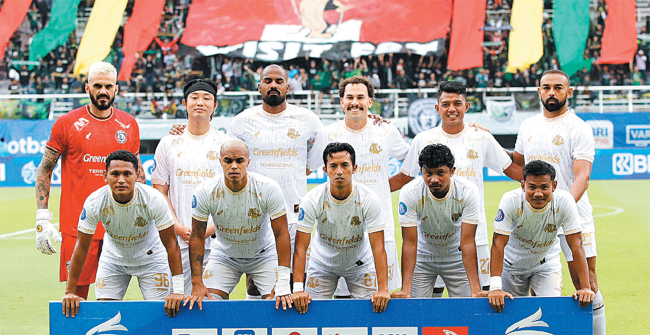 GAGAL CURI POIN: Skuad Arema FC menjalani laga big match dengan aman melawan Persebaya Surabaya di Stadion Gelora Bung Tomo, Surabaya (7/12). (ANGGER BONDAN/JAWA POS) - Image