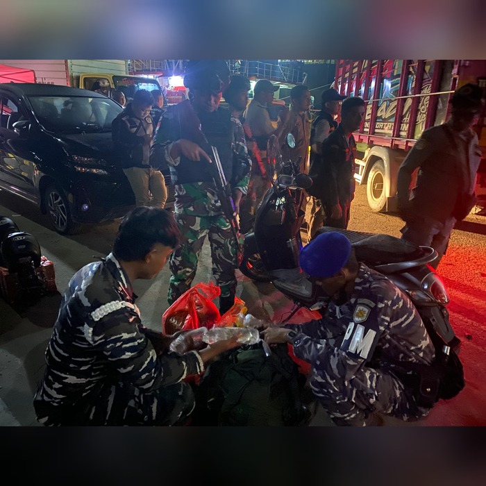 Prajurit TNI AL menggagalkan penyelundupan miras di Mimika, Papua Tengah. (doc: TNI AL). - Image