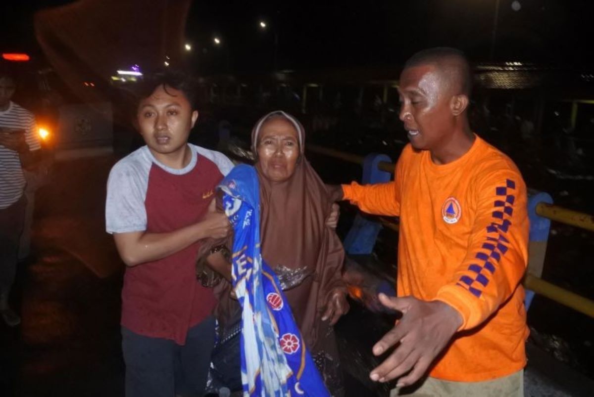 Tim SAR gabungan evakuasi penumpang selamat di Pelabuhan Feri Jangkar, Situbondo, Minggu (8/12) malam. (Novi Husdinariyanto/Antara) - Image