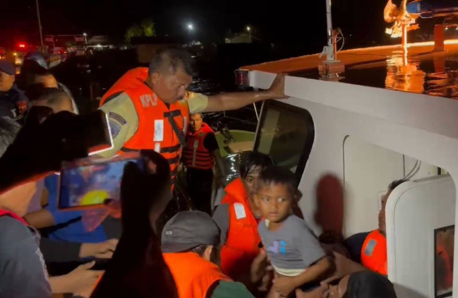 Petugas mengevakuasi penumpang KLM Fajar Lorena dari kapal tanker Pertamina. (Kemenhub) - Image