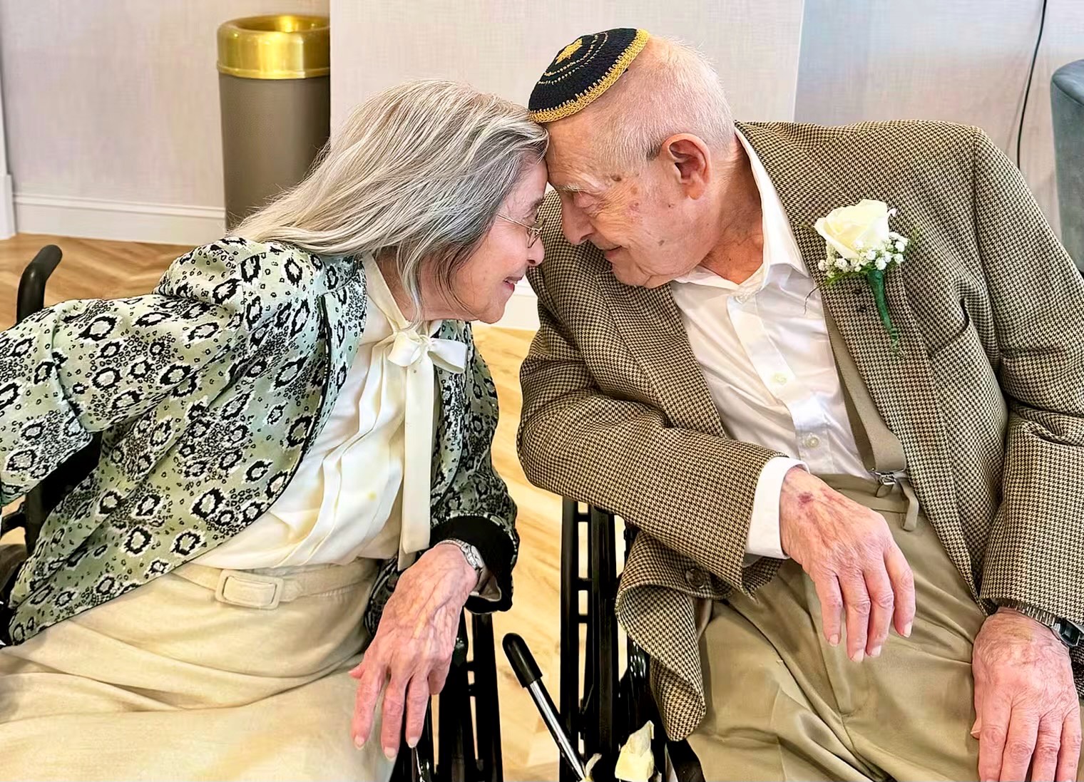 Marjorie Fiterman yang berusia 102 tahun dan Bernie Littman yang berusia 100 tahun menikah pada 19 Mei 2024. - Image