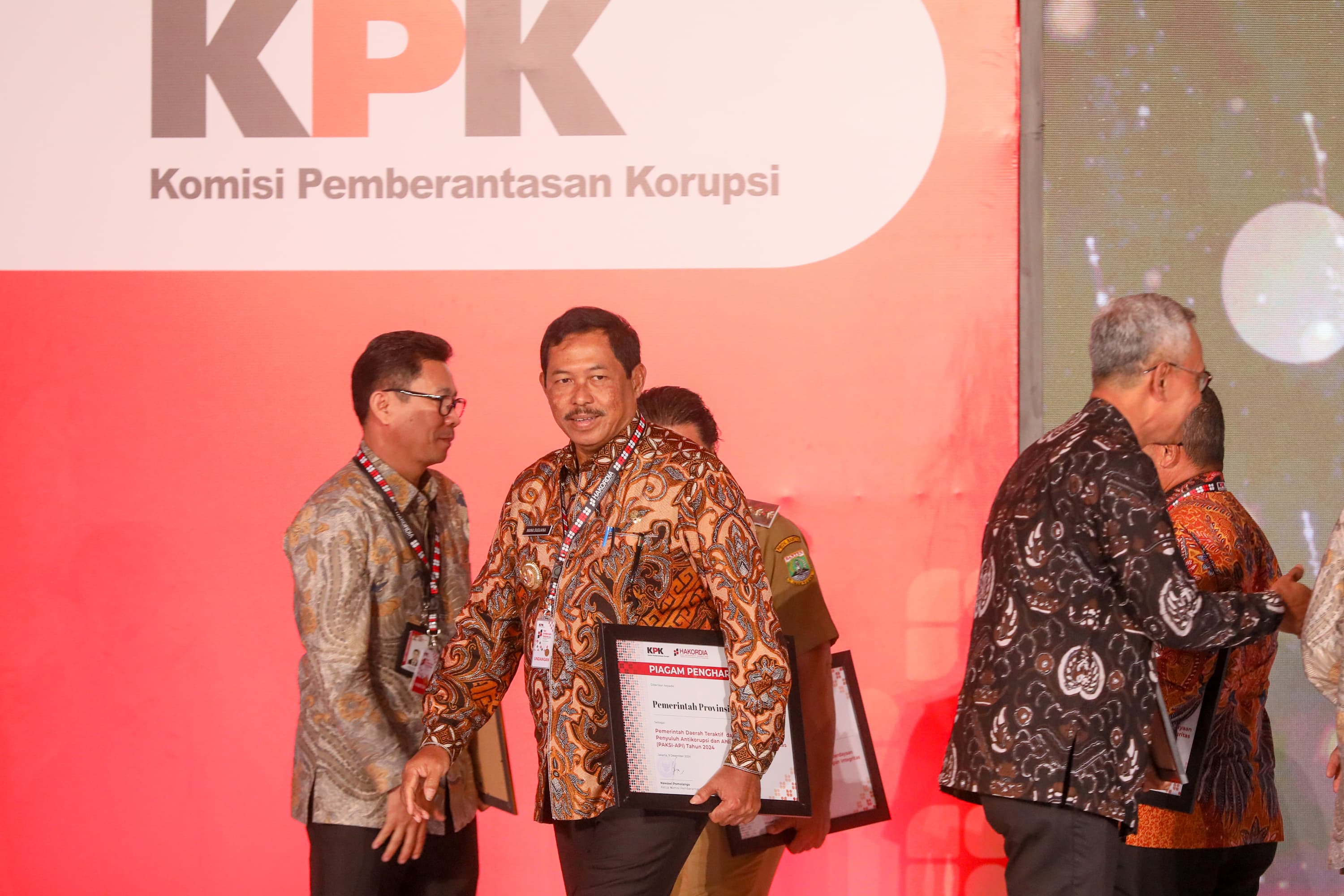Pemerintah Provinsi Jawa Tengah menerima penghargaan dari Komisi Pemberantasan Korupsi (KPK) sebagai pemerintah daerah teraktif dalam Pemberdayaan Penyuluh Antikorupsi dan Ahli Pembangun Integritas. - Image