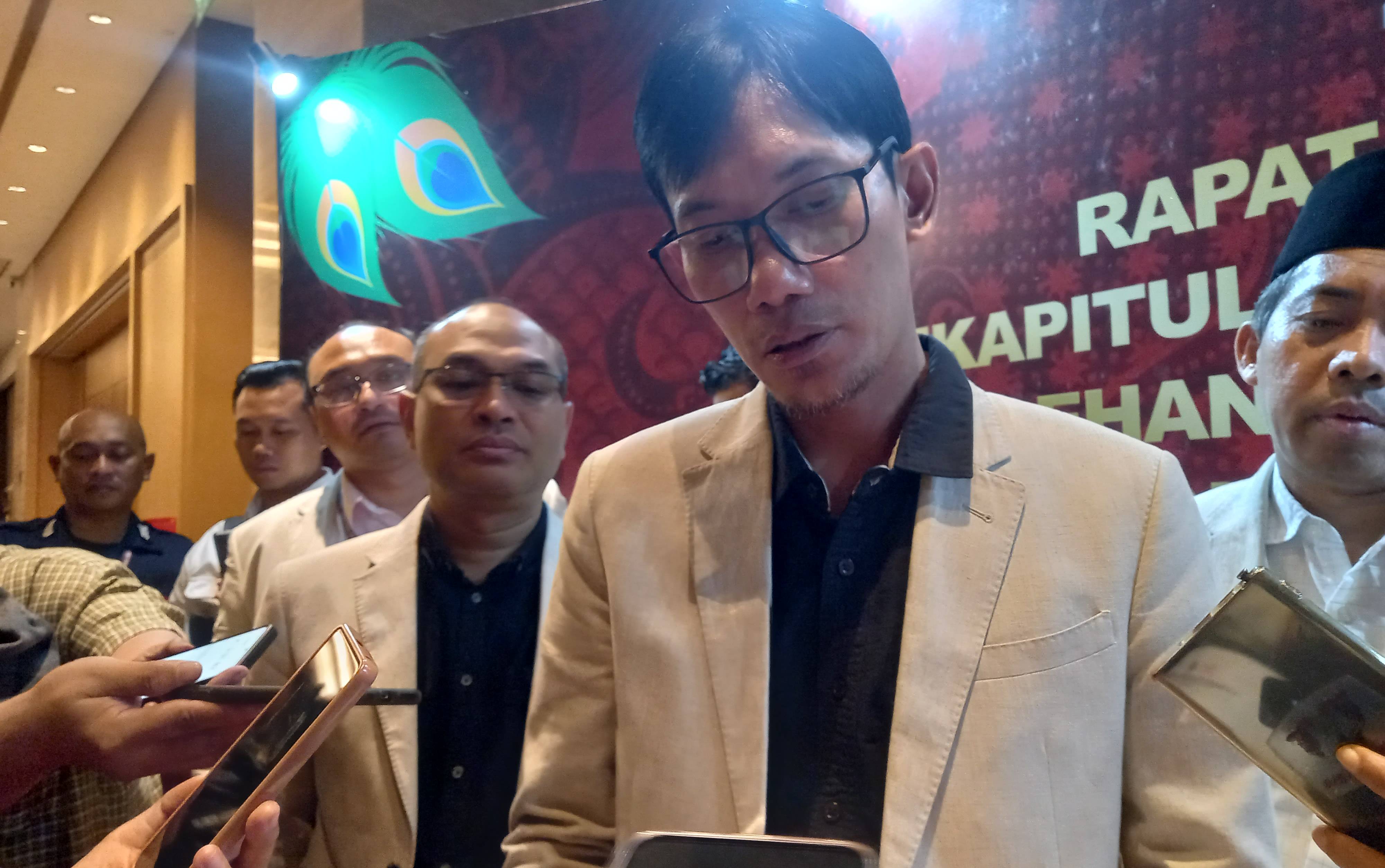 Komisioner KPU Jatim Nur Salam saat memaparkan tingkat partisipasi masyarakat Jawa Timur di Pilkada serentak 2024, Selasa (10/12). (Novia Herawati/JawaPos.com) - Image