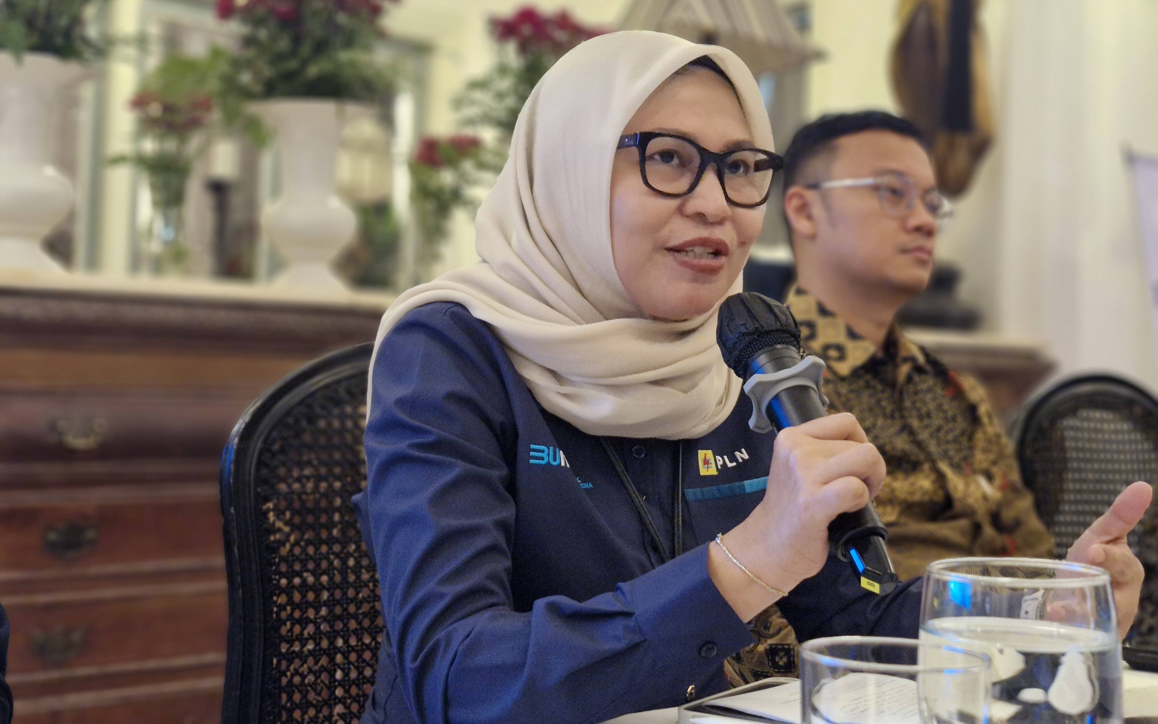Ririn Rahmawardani selaku Executive Vice President (VP) Retail Product Development PT PLN (Persero) saat membahas tren elektrifikasi di Indonesia, Selasa (10/12). (RianAlfianto/JawaPos.com) - Image