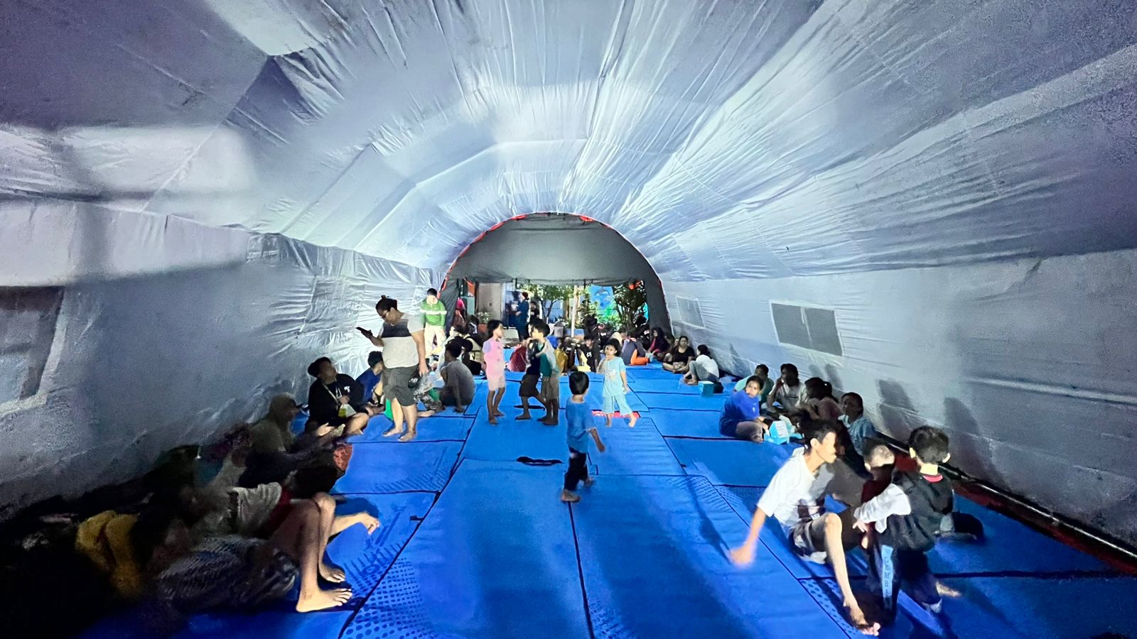 Warga korban kebakaran di Kemayoran Gempol, Kebon Kosong, Kemayoran Jakarta Pusat beraktivitas di tenda pengungsian yang dibangun BPBD DKI Jakarta, Selasa (10/12/2024). (Humas BPBD DKI Jakarta) - Image