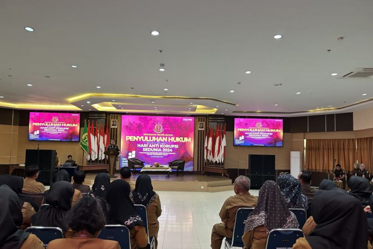 Kejari Kota Batama memberikan penyuluhan hukum terkait dana BOS kapada kepala sekolah se-Kota Batam. (Laily Rahmawaty/Antara) - Image