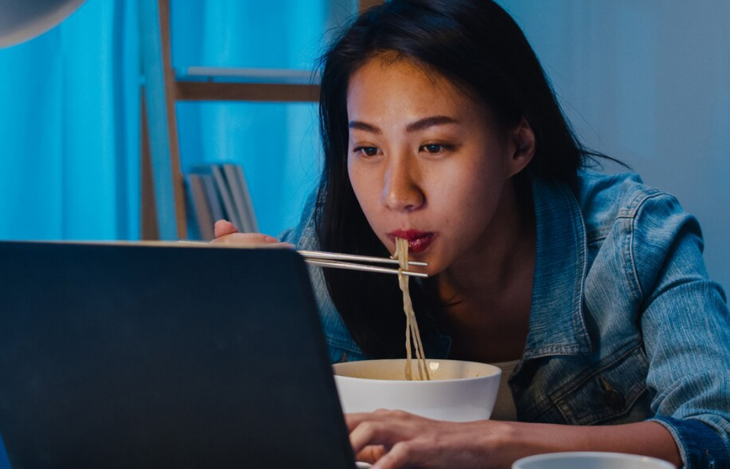 Ilustrasi seseorang yang suka makan sambil nonton YouTube. (Freepik) - Image