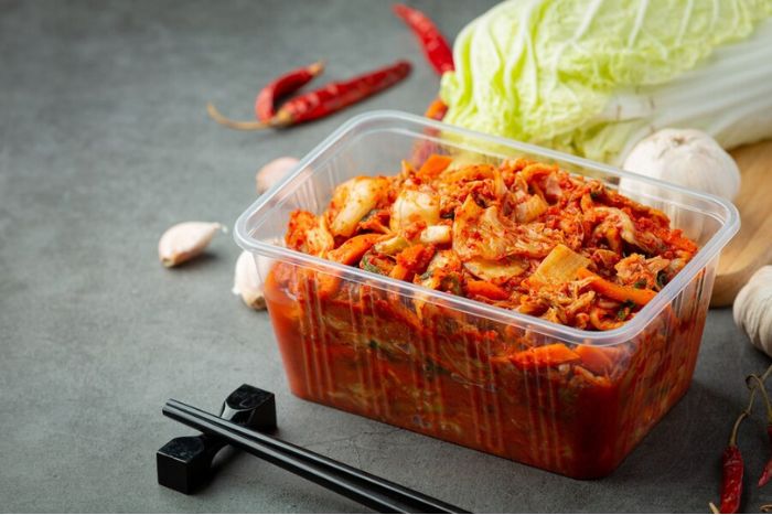 Ilustrasi manfaat kimchi untuk menurunkan berat badan./Freepik. - Image