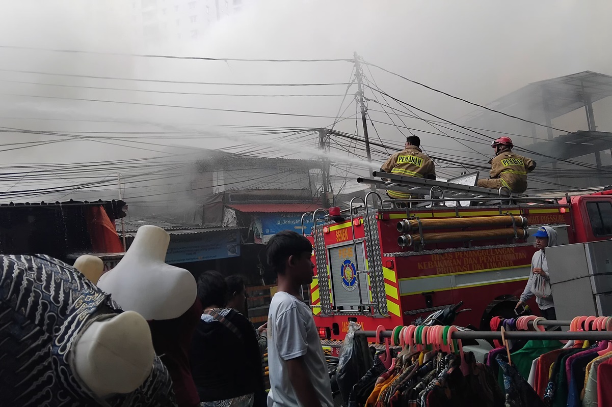 Petugas memadamkan api kebakaran di Kemayoran, Jakarta Pusat. (istimewa) - Image