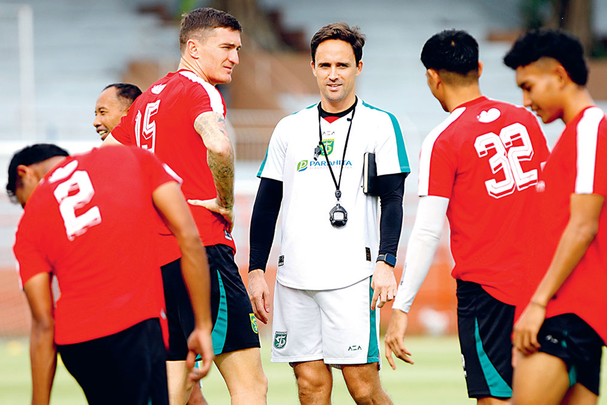 Paul Munster (tengah) memimpin latihan di Stadion Gelora 10 November, Surabaya, kemarin sebagai persiapan Persebaya menjamu Persik Kediri (11/12) di Stadion Gelora Bung Tomo. (Angger Bondan/Jawa Pos) - Image