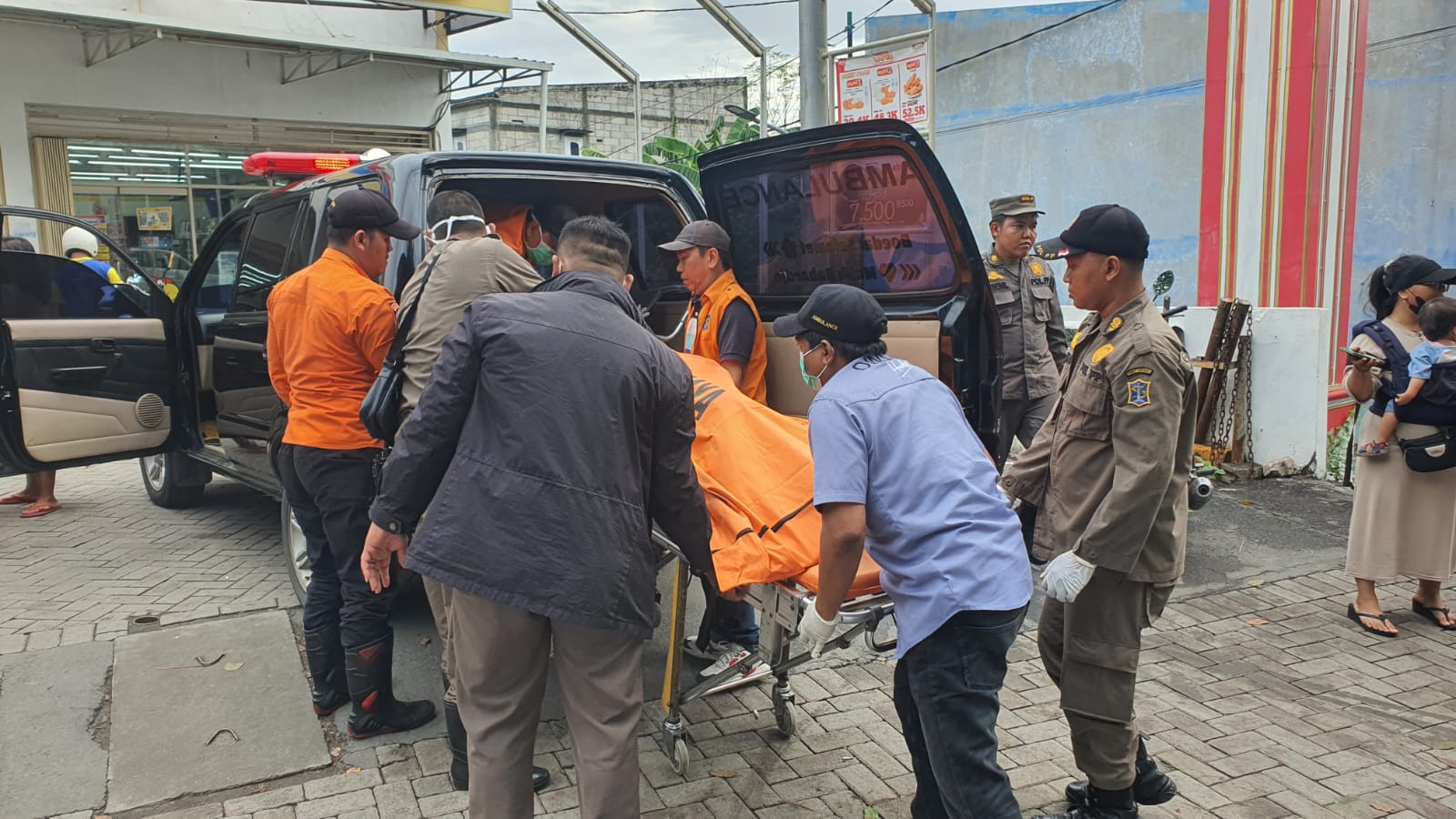 Kecelakaan tragis terjadi di Jalan Sumberejo Makmur V, tepat di depan minimarket, Rabu (11/12). Insiden ini melibatkan dua pengendara sepeda motor dan menyebabkan satu orang meninggal dunia - Image