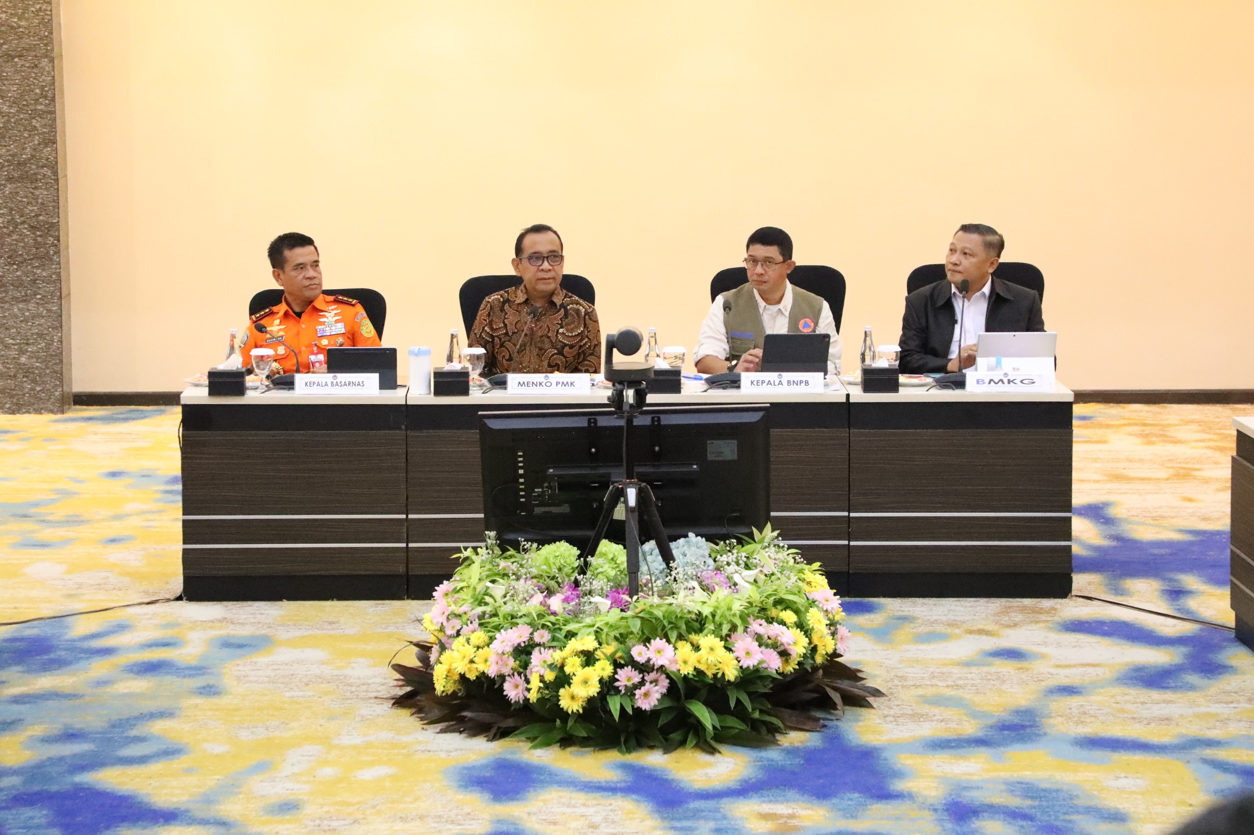 Menko PMK Pratikno menjelaskan langkah antisipasi dan mitigasi untuk mengurangi risiko bencana akibat curah hujan tinggi dan hujan ekstrem di akhir tahun 2024. (BNPB). - Image