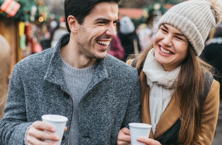Tertawa bersama merupakan salah satu trik untuk membuat orang lain jatuh cinta pada Anda tanpa paksaan. - Image