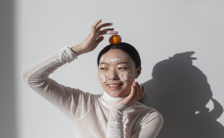 Ilustrasi orang yang memakai sunscreen. (freepik.com/freepik) - Image