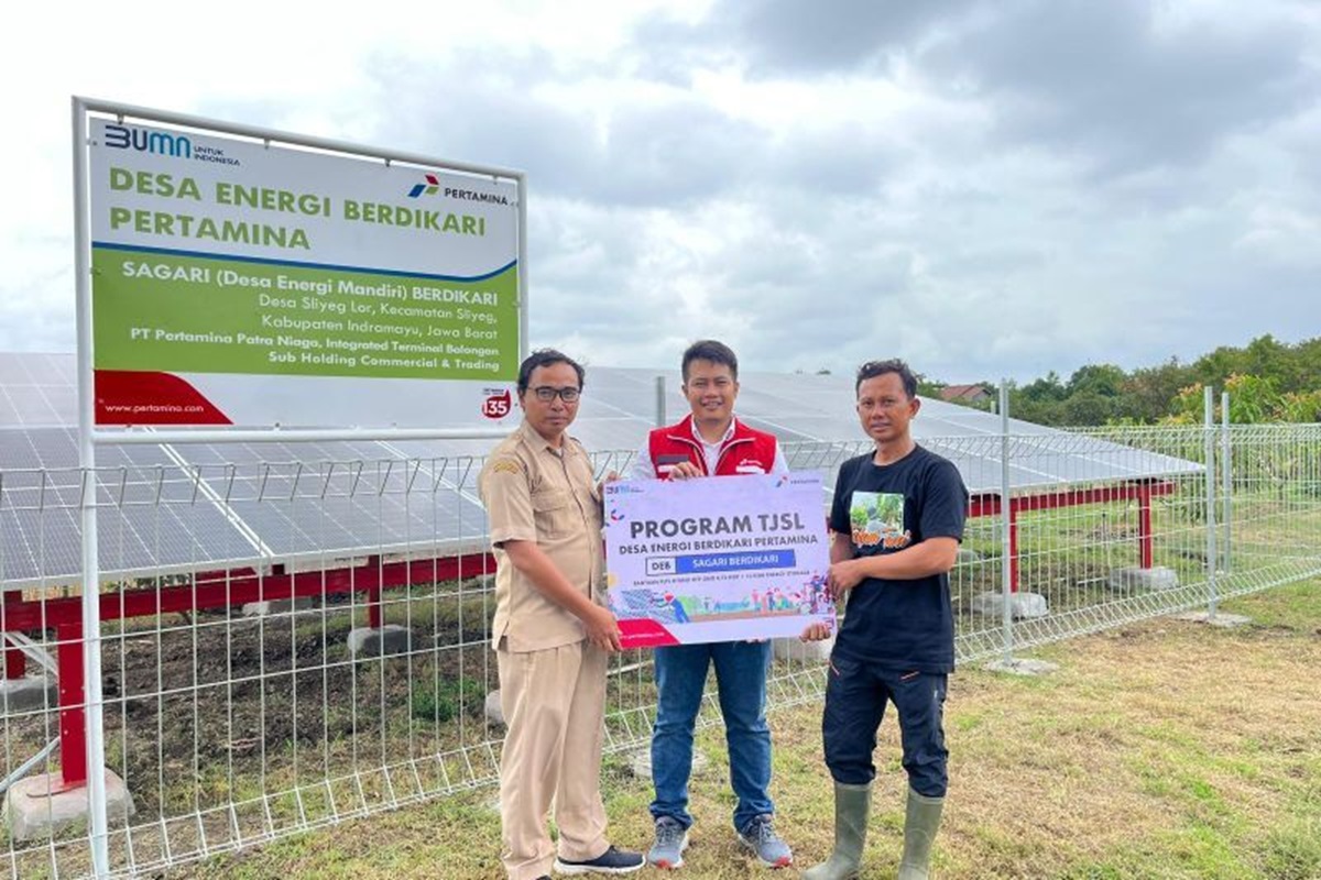 PT Pertamina Patra Niaga Regional Jawa Bagian Barat (JBB) memberikan bantuan PLTS kepada kelompok tani mangga di Indramayu, Jawa Barat. (dok. PPN/ANTARA) - Image
