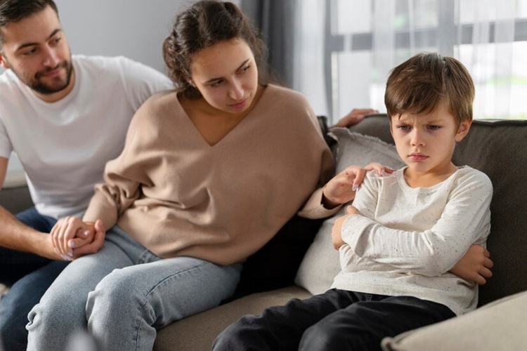 7 Perilaku Anak yang Ingin Menjauhi Kedua Orang Tua Ketika Ia Beranjak Dewasa - Image