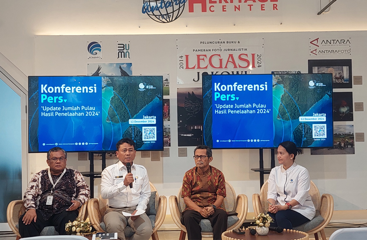 Konferensi pers Badan Informasi Geospasial (BIG) bersama kementerian dan lembaga terkait melakukan pemutakhiran data pulau 2024/(Foto: Dimas Choirul Jawapos.com). - Image