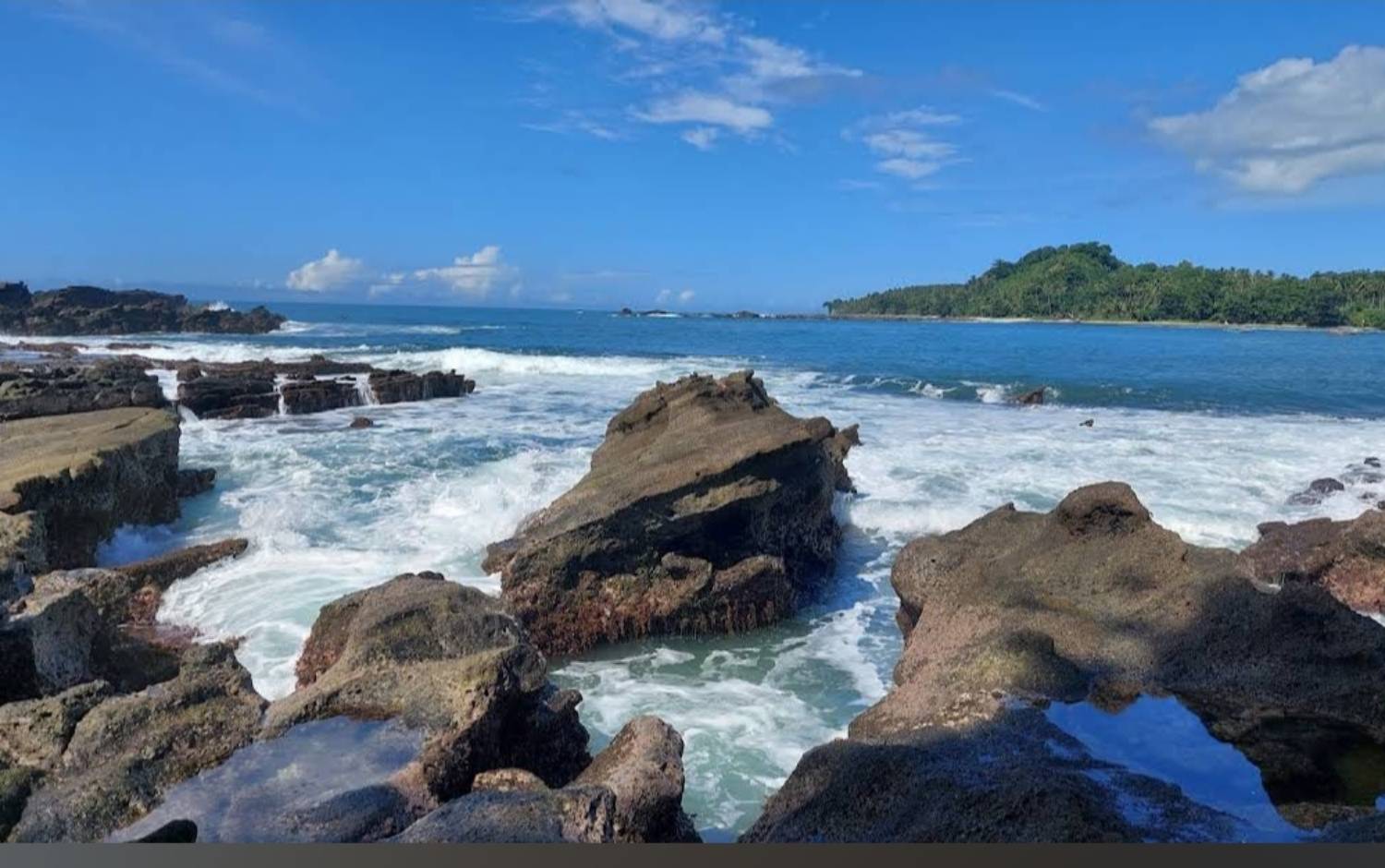 Pemandangan di Pantai Karang Taraje, Sawarna, Lebak, Banten. (Google Maps) - Image