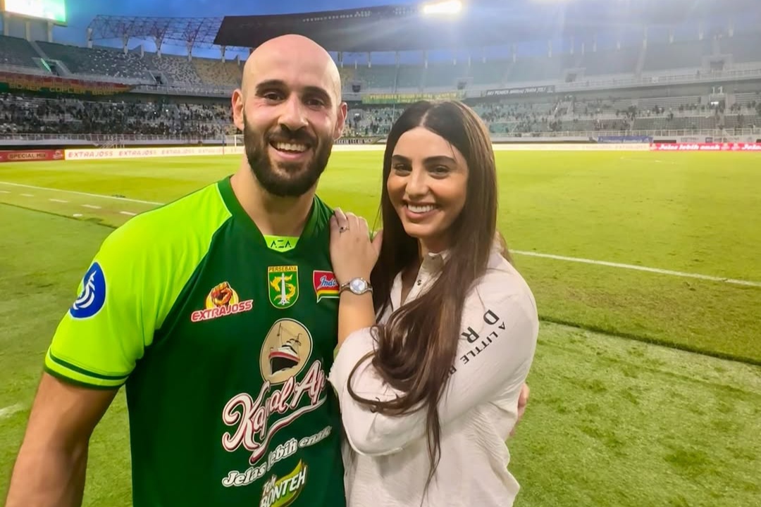 Mohammed Rashid dan istrinya Noran Khwaled Rashid setelah pertandingan melawan Persik. (Instagram/@noran.khwaled.rashid) - Image
