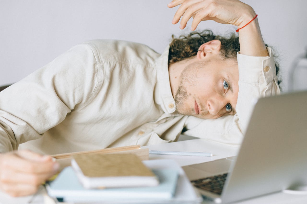 Sibuk kerja tak kunjung kaya. (pexels.com) - Image