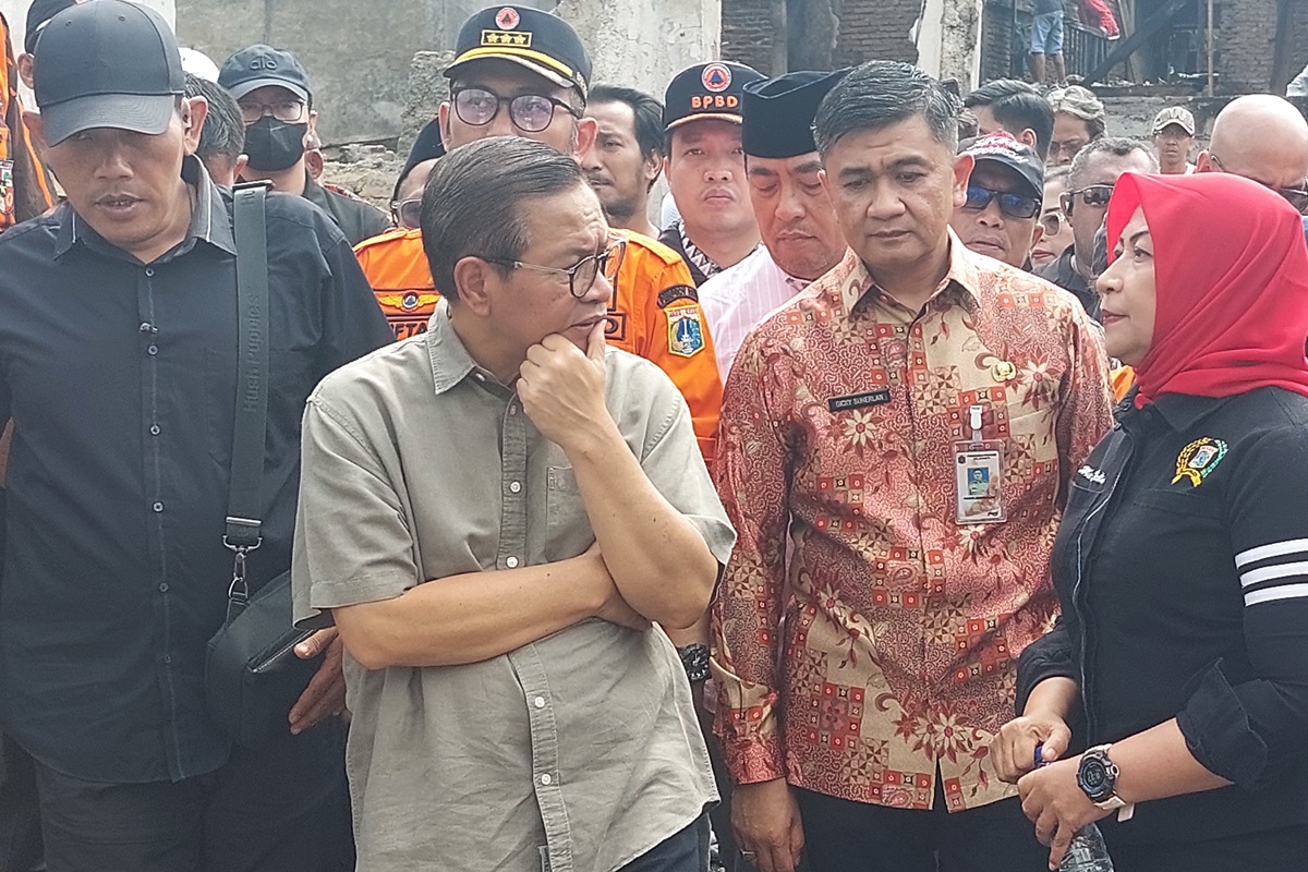 Cagub Pramono Anung mengunjungi korban kebakaran di Kemayoran, Kamis (12/12). (Zahdomo/JawaPos.com) - Image