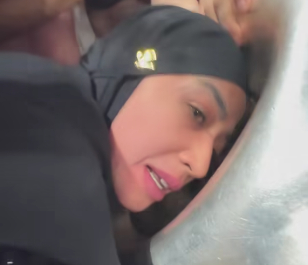 Penyanyi dangdut Dewi Perssik bangga sekali akhirnya dirinya bisa mencium hajar aswad saat melaksanakan ibadah umrah ke Tanah Suci. (Instagram: dewiperssik9) - Image