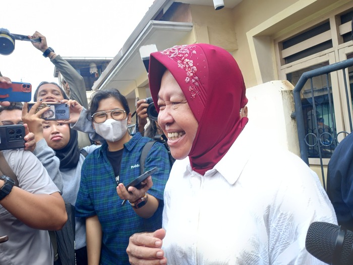 Cagub Jatim Tri Rismaharini di TPS kawasan Wiyung. (Novia Herawati/ JawaPos.com) - Image