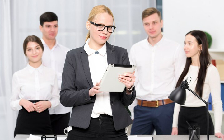 ilustrasi seseorang yang disegani bukan karena uang/ Sumber foto: Freepik - Image