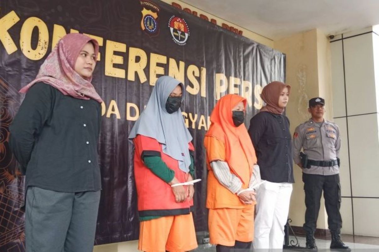 Dua tersangka pelaku jual beli bayi di Kota Jogjakarta. (Luqman Hakim/Antara) - Image