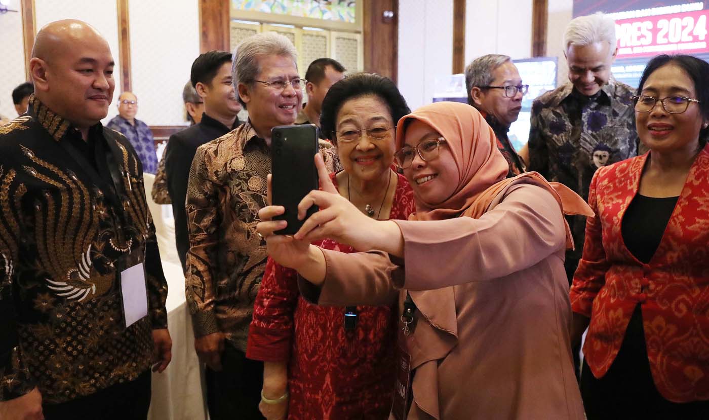 Presiden ke-5 Republik Indonesia Megawati Soekarnoputri berswa poto bersama peserta usai peluncuran