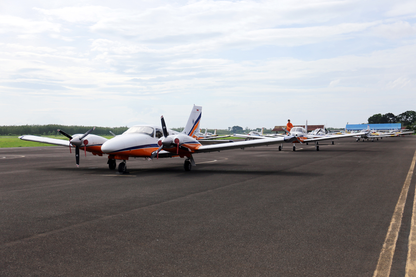Mahasiswa Penerbang Politeknik Penerbangan Indonesia Curug sedang melakukan Pre Flight Inspection di Politeknik Penerbangan Indonesia (PPI) Curug di Bandar Udara Budiarto, Tangerang, Banten, Kamis (13/12/2024). (Dery Ridwansah/ JawaPos.com) - Image